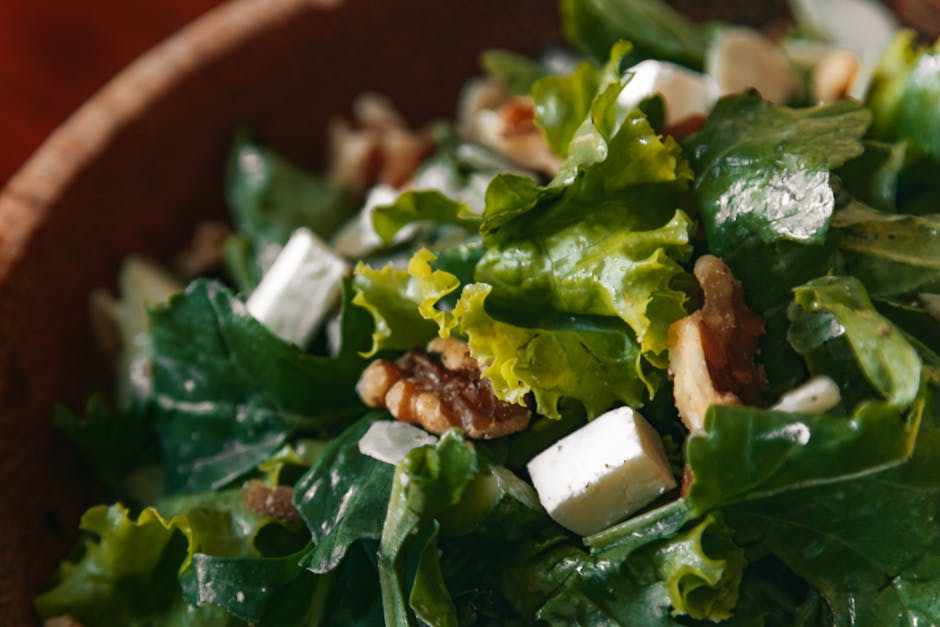 Mesclunsalat med stiltonost og ristede valnøtter