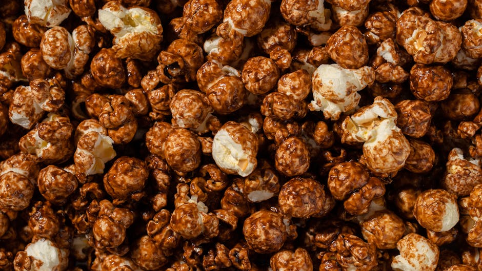 Karamellpopkorn med honningristede peanøtter og pretzels
