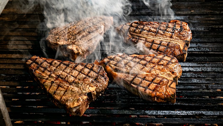 BBQ-krydret grillet T-bone steak med tilbehør