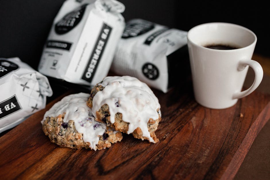 Saftige scones med bjørnebær og sitronglasur
