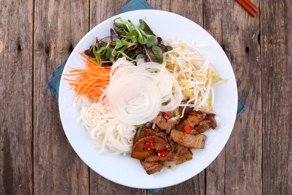 Vietnamesisk urte- og salatfat med syltede grønnsaker