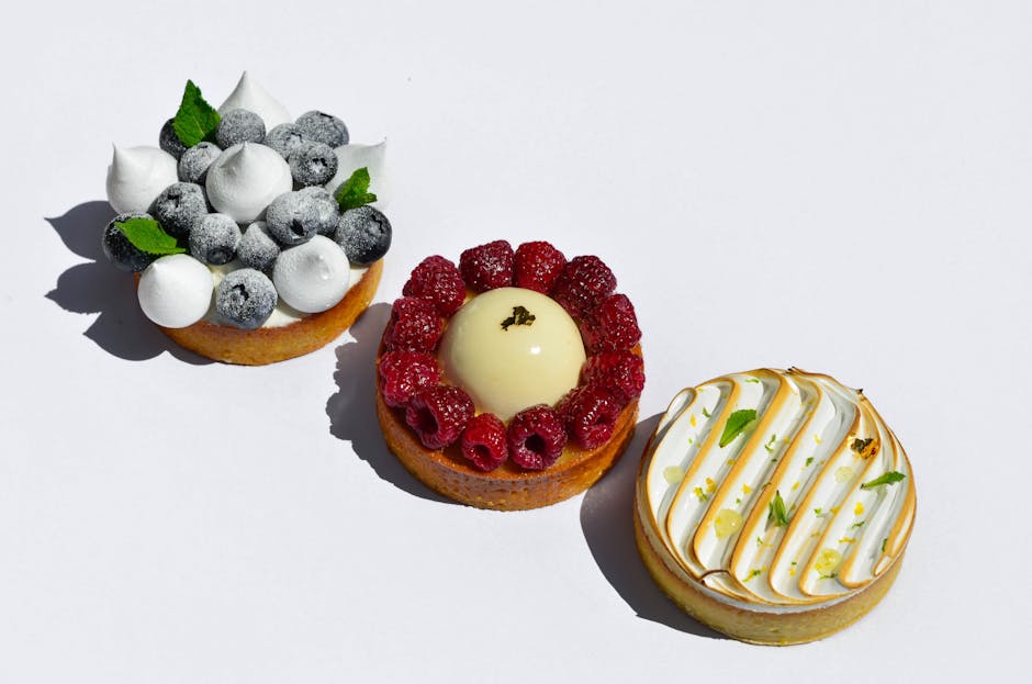 Sitrontartletter med blåbær- og jordbærkompott