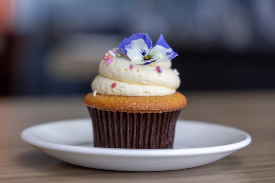 Pansy-blomstcupcakes med smørkrem