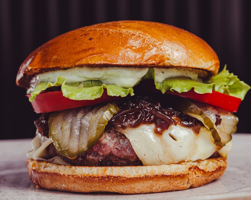 Saftig biffburger med marinert rødløk