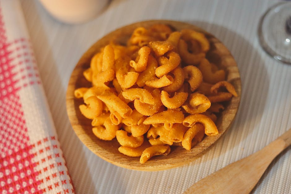 Sprø makaronichips med karri