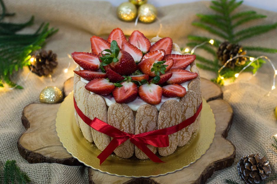 Rabarbracharlotte med jordbær og rom