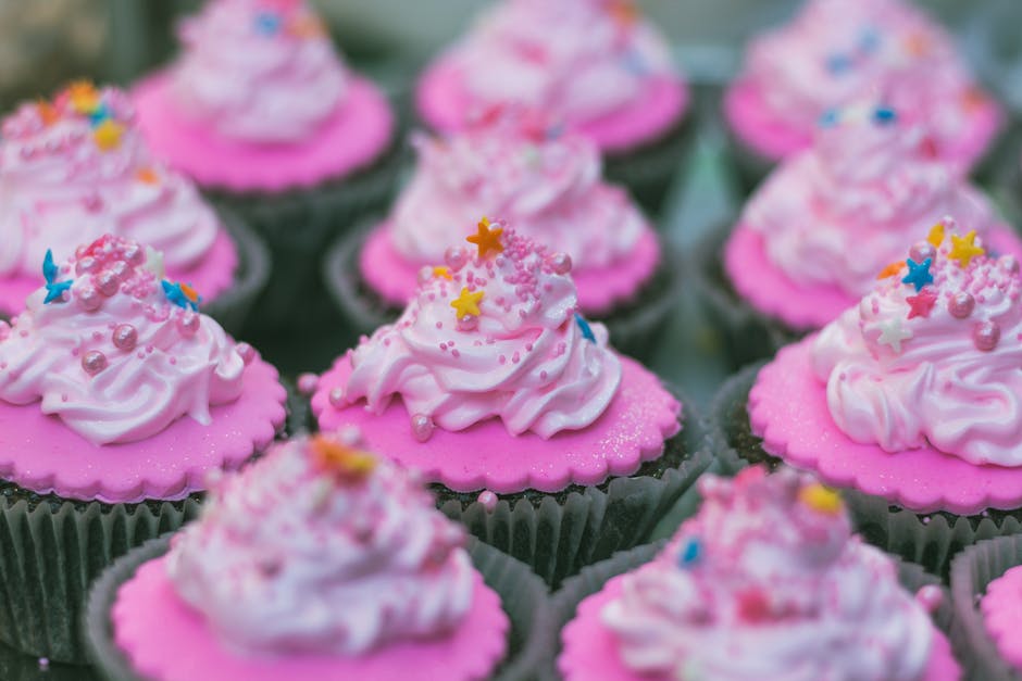 Fargerik cupcake-frosting med ulike smaker