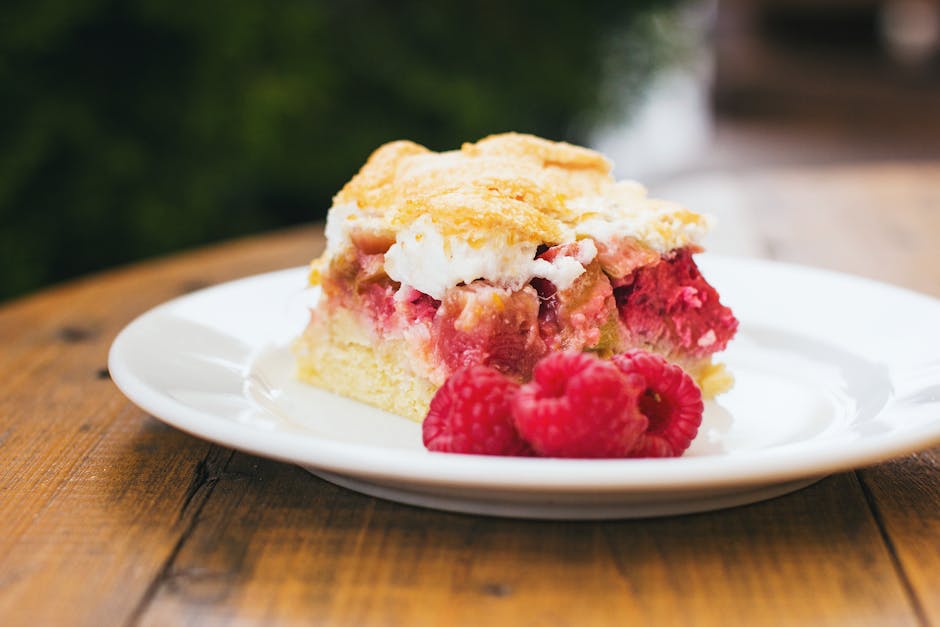 Åpen bringebærkrem-sandwich med pundkake
