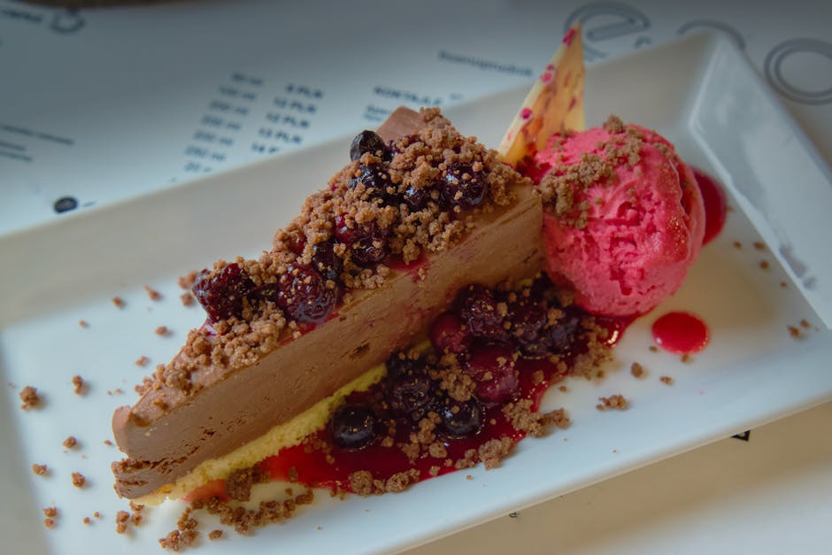 Frisk bringebærcoulis med sjokoladesorbet