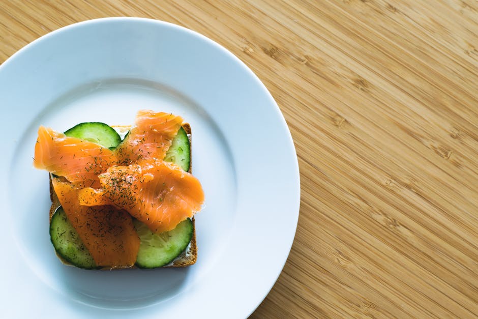 Grillet laksesandwich med dillsaus