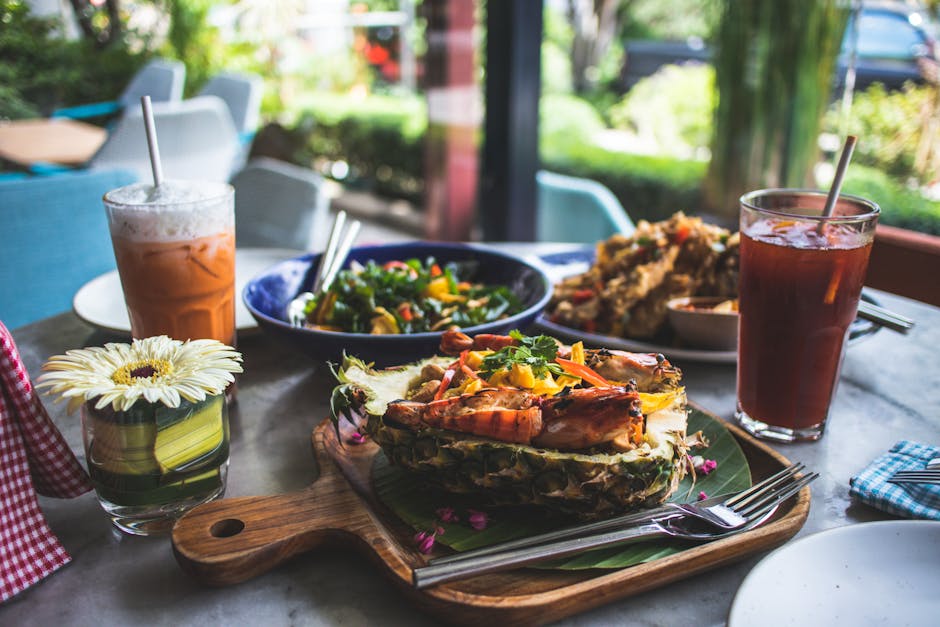 Ananas- og polentakaker med reker og prosciutto
