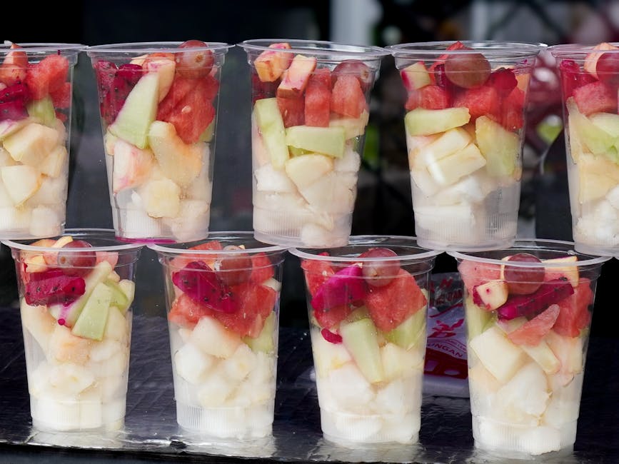 Frosne fruktbegere med tropisk frukt