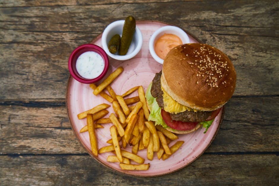 Klassisk amerikansk burger med friterte sylteagurker