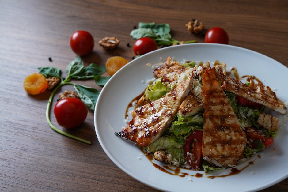 Grillet kyllingsalat med aprikosglasur og druesalat