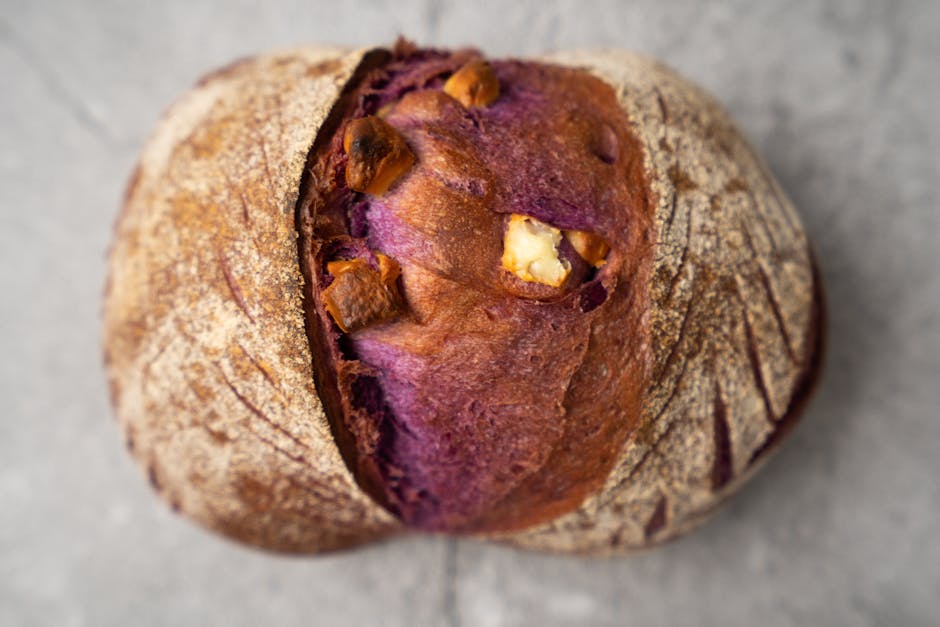 Fargerikt potetbrød med røde og blå poteter