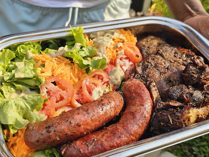 Grillet italiensk pølse med grønnsaker og tomatsalat