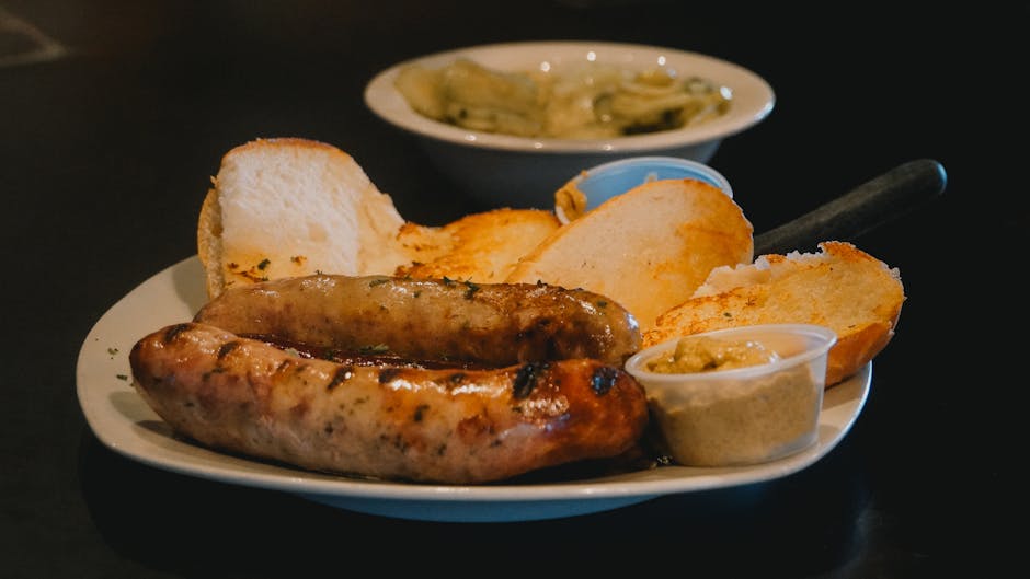 Krydrede pølser i saus med grillet løk