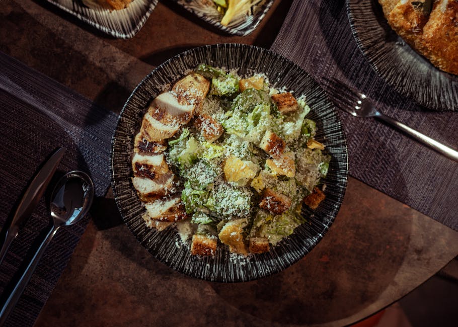 Italiensk cæsarsalat med grillede salatblader og polentacroutoner