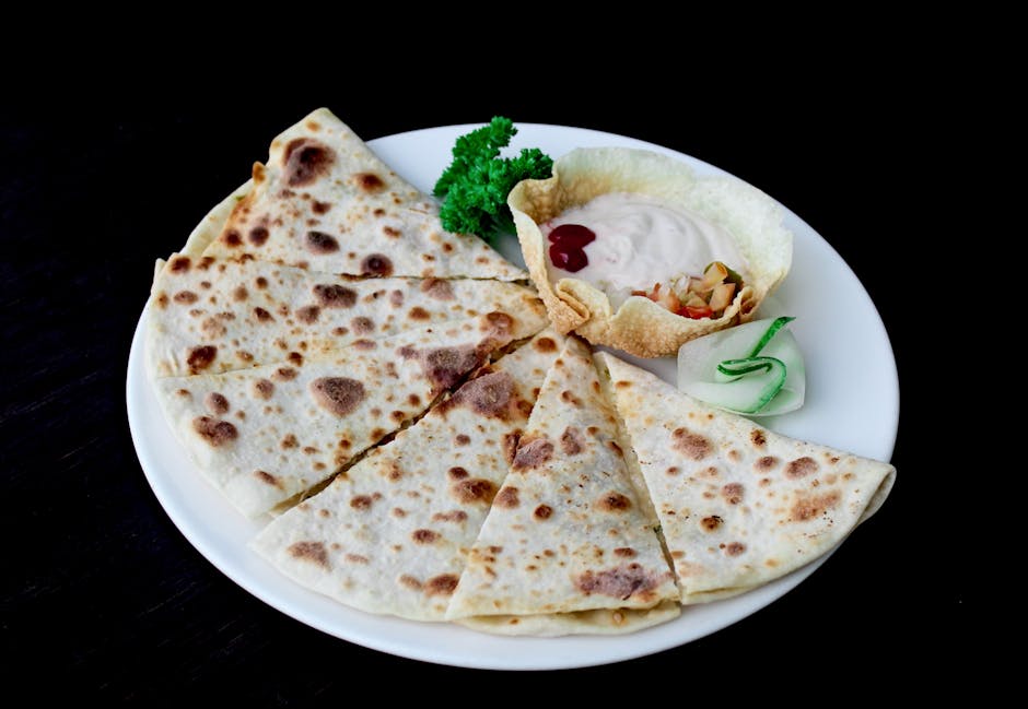 Kyllingbryst med cheddar- og jalapeñoquesadilla og svartbønnesaus