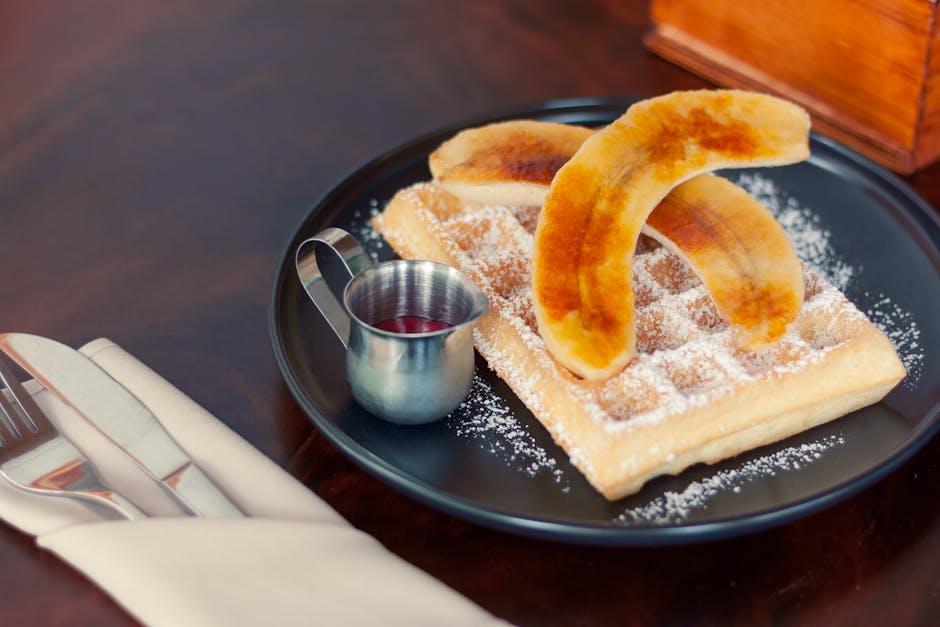 Kokosvafler med sjokolade- og lønnesirup og banan