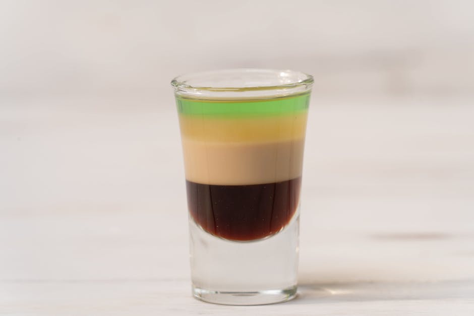 Svart sky-cocktail med appelsin og lakris