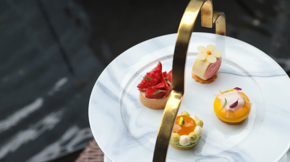 Delikate Petit Fours med jordbær og vaniljekrem