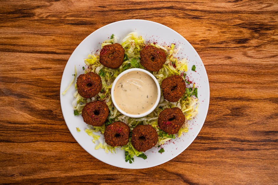 Knust falafel med tahini og yoghurtsaus
