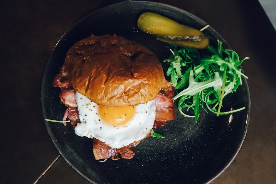 Stekt egg-sandwich med kanadisk bacon og sennepsblad