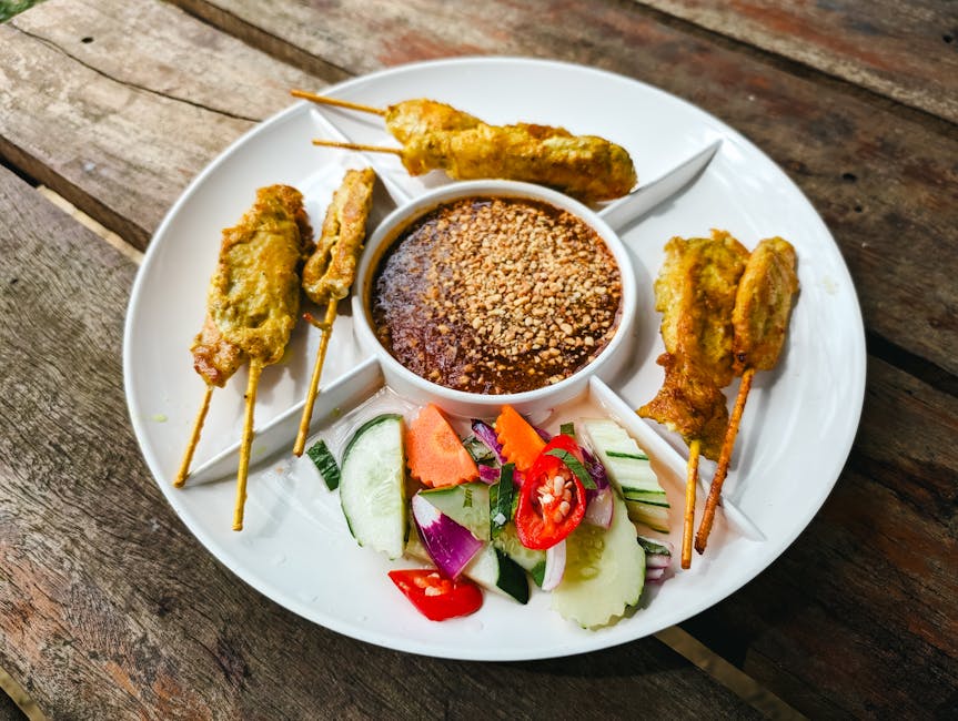 Svinekjøttsatay med peanøttsaus og sprø topping