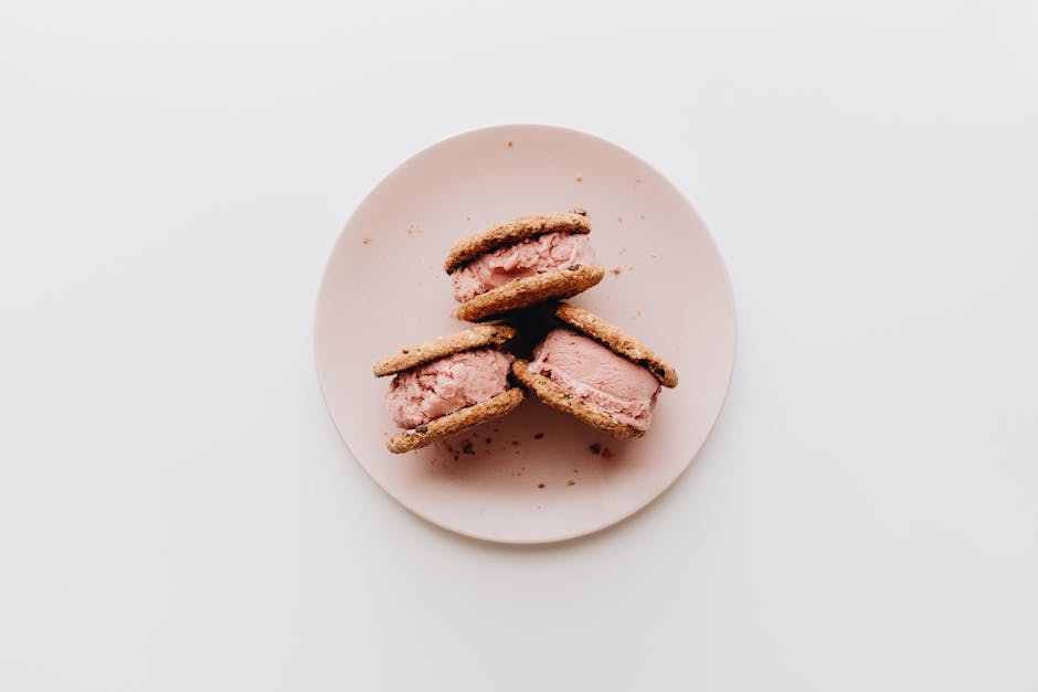 Frosne Devil's Food-sandwiches med vaniljekrem