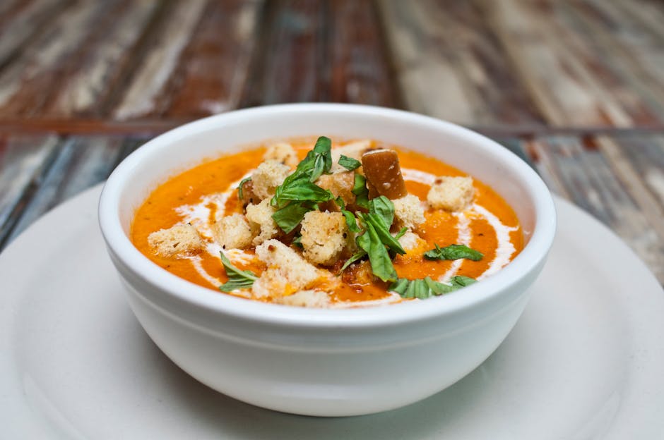 Kremet tomatsuppe med ferskost og basilikum