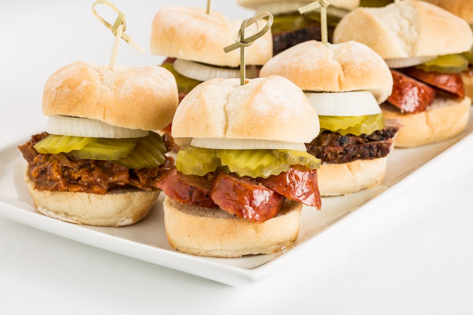 Saftige hamburgerbiter med cheddar og sylteagurk