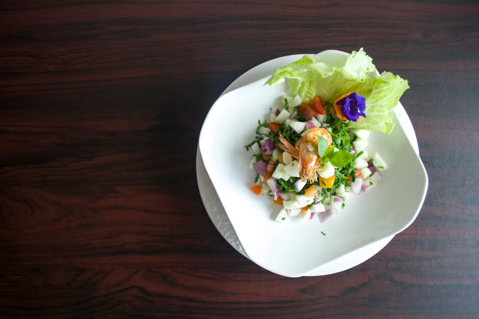 Gresk salat med pocherte reker og urtedressing