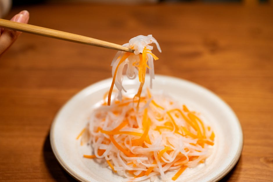 Frisk sursalat med agurk og daikon