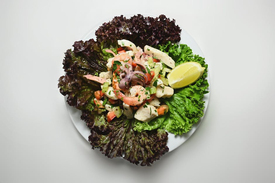 Agurk-, selleri- og sitrussalat med varme reker