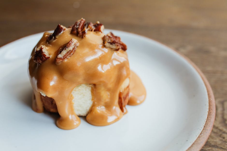 Bjørnebærsundae med pekannøtter og karamellsaus