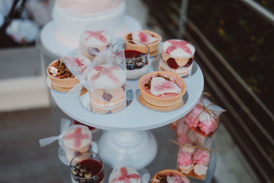 Madeleinekrans med sur kirsebærmousse