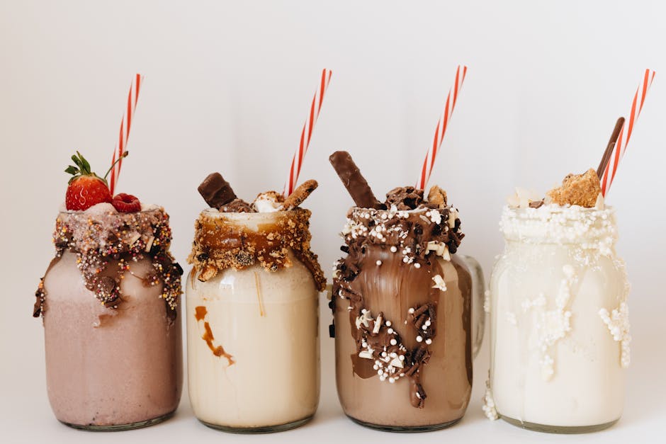 Tre klassiske milkshakes: jordbær, sjokolade og vanilje
