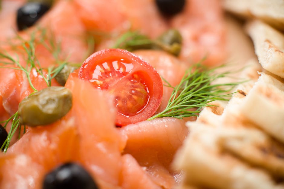 Frisk tomatgarnityr med kapers og gressløk