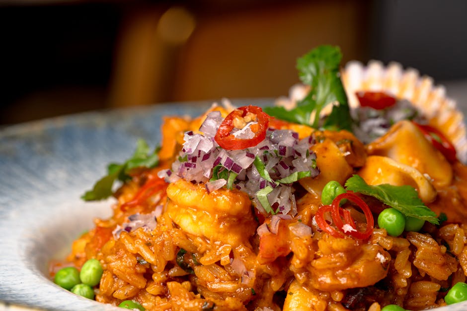 Gulfreker med peanøtter og grønn chili, servert med "Dirty Rice"