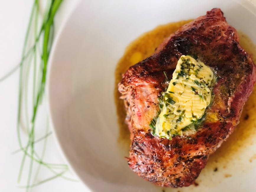 Grillet flat iron-steak med blåmuggostsmør og grillede druer