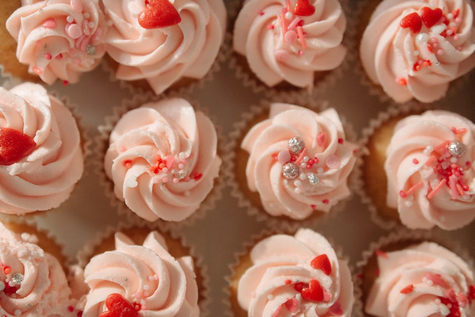 Romantiske vaniljecupcakes med hjertepynt
