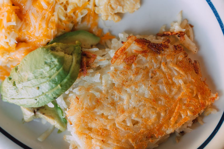 Sprø hash browns med ostete egg og avokado