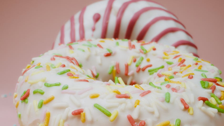 Tie-Dye hvit sjokoladeglasur til smultringer