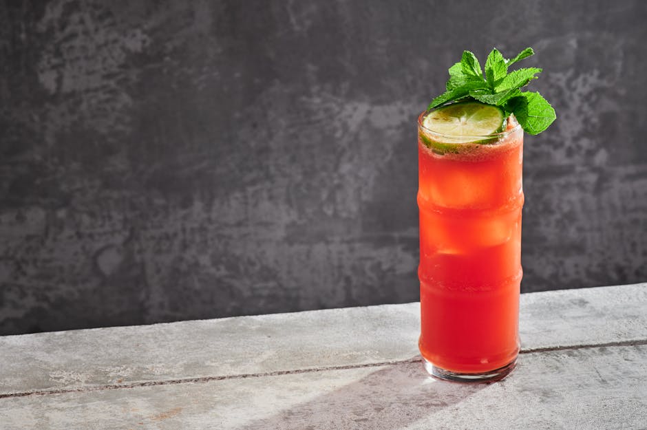 Tropisk gin-cocktail med grønn te og granateple