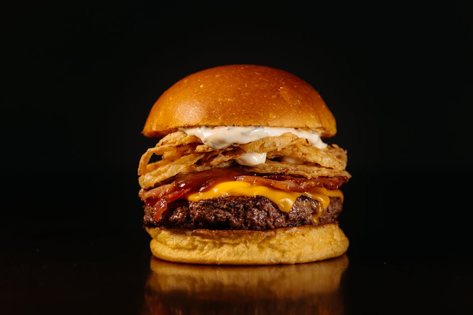 Biffsmørbrød med sprø løkringer og ostesaus