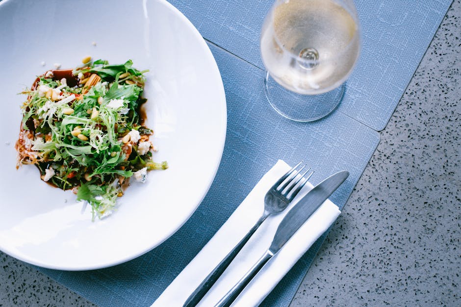 Frisk mesclun-salat med karamelliserte pekannøtter