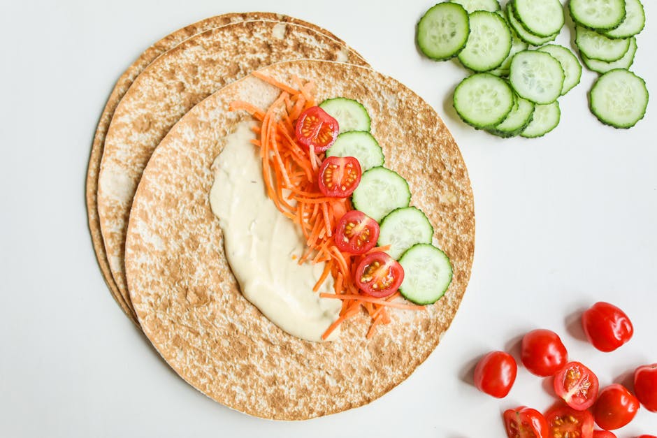 Agurk- og tomatsandwich med hvitbønne-hummus