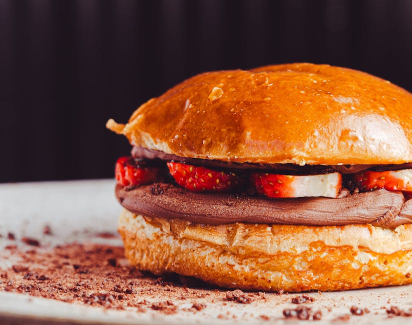 Søt dessertpanini med sjokolade og jordbær