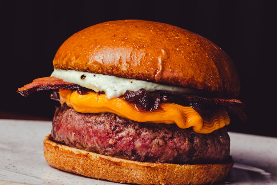 Cheddarburger med fire oster og bacon